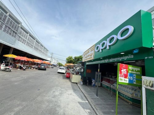 🔥 ផ្ទះលក់បន្ទាន់! ទីតាំងល្អចំមុខផ្សារ – កក់មុនខ្លះ អាចបង់បន្តបាន!