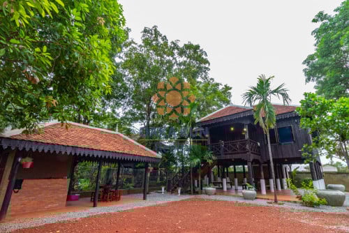 ផ្ទះឈើសម្រាប់លក់ក្នុងក្រុងសៀមរាប-ខ្នារ/Wooden House for Sale in Siem Reap City-Knar