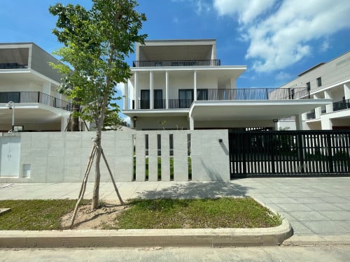 Swimming Pool Single Villa for Sale Near AEON Mall 3 and Techo International Airport