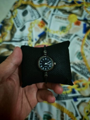 នាឡិការនារី នៅថ្មី ស្អាត 99% លក់ មាន2ពណ៍