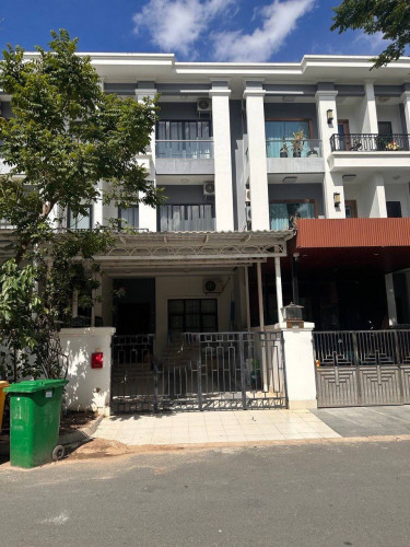 វីឡាកូនកាត់សម្រាប់ជួល / LA Villa for rent (បុរីវីឡាថោន / in Borey villa town)