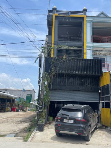 ផ្ទះជួលកែង 3ជាន់និង មានស្កាយបារ 1