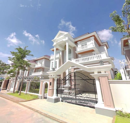 វីឡាឃ្វីនសម្រាប់ លក់ ទីតាំងបុរីប៉េងហួត ដឹស្តាដាយមិន