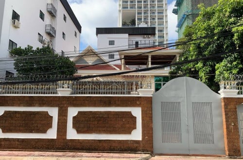 វីឡាសម្រាប់ជួល | Villa for rent (In BKK1)