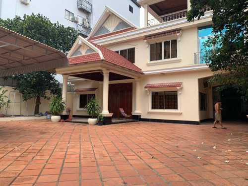 វីឡាសម្រាប់ជួល | Villa for rent (In BKK1)
