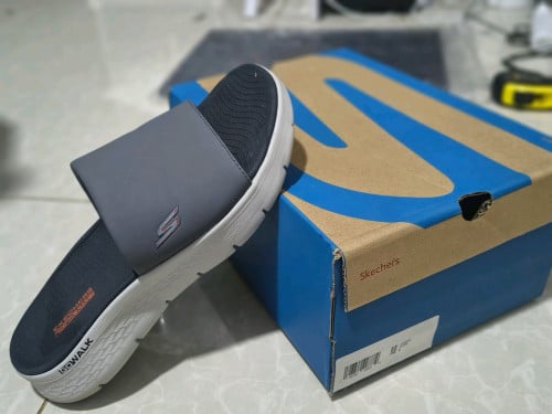 ស្បែកជើង