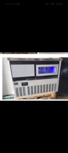 ម៉ាស៊ីនផលិតទឹកកកនិងក្លាសេក្នុងពេលតែមួយ។