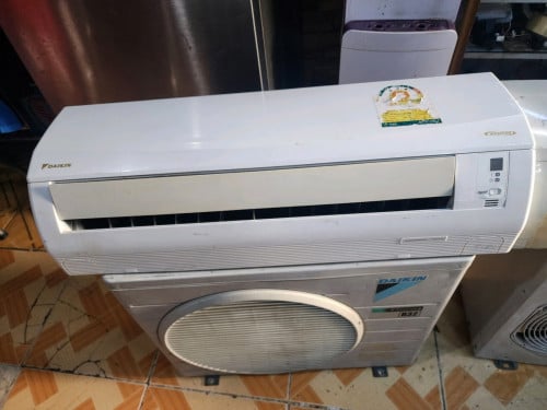 ម៉ាស៊ីនត្រជាក់ Daikin inverter 1c R32ស៊ីភ្លើងតិចមួយទឹកក្នុងស្រុក