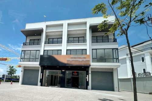 ហ្សបហោស៍​ 2ជាប់គ្នា ទីតាំង​បុរីជីបម៉ុង​ 50ម / 2 Shop House ​for rent in Borey Chip Mong 50m