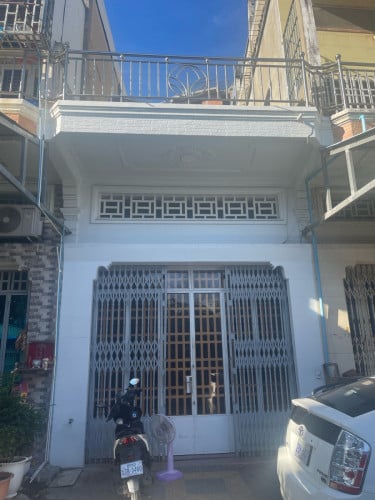 ផ្ទះលក់ រំលោះ ១០០% ជាមួយម្ចាស់ផ្ទាល់ មានចំណូល ២០០/ខែ  Flat  4M X 18M នៅ ចំហៀង ផ្លូវមុខក្រោយ