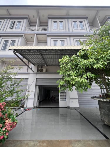 ផ្ទះលក់តម្លៃពិសេស(ទល់មុខក្លឹបកីឡាសន្តិភាព) USD 135,000 (ចរចារ)