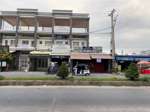 ផ្ទះអាជីវកម្មលេីផ្លូវធំ50m