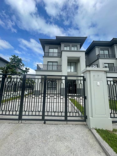 វីឡាឃ្វីនBll កែងទល់មុខសួនសម្រាប់លក់នៅបុរីជីបម៉ុងហ្ក្រេនភ្នំពេញសុីធី