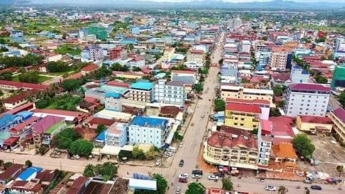 ដី ផ្ទះអាជីវកម្មជិតផ្សារកំពត ដាក់លក់។