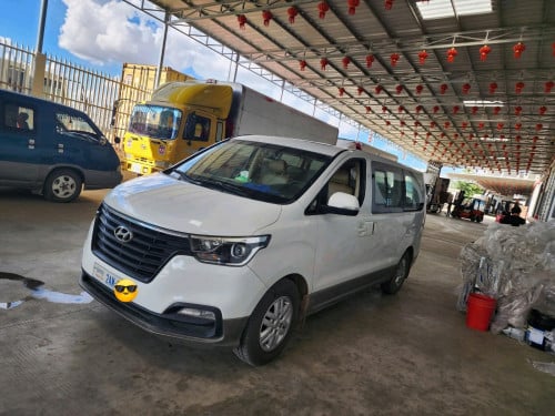 Sale Hyundai H1 ឆ្នាំ2020 Full Option ក្នុងលឿងដំបូលបើកពីរតង់
