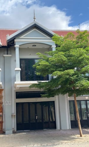 ផ្ទះល្វែង លក់ ទីតាំងល្អខាងមុខផ្សារ