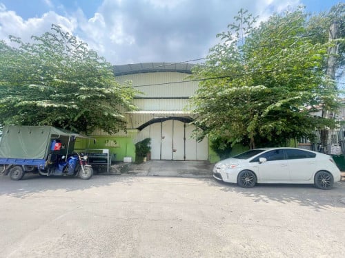 ដីនឹងឃ្លាំងសម្រាប់លក់ នៅសង្កាត់ផ្សារដើមថ្កូវ