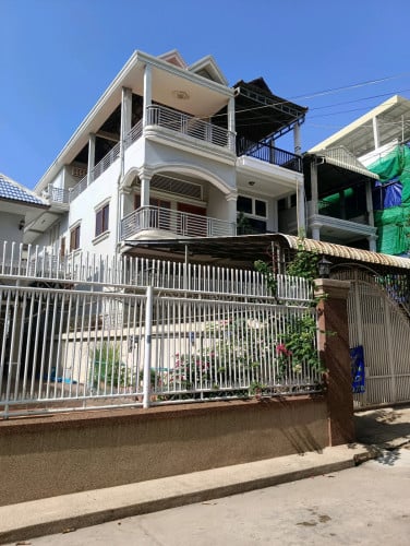 ផ្ទះលក់តម្លៃក្រោមទីផ្សារសំណង់រឹងមាំ (វត្តសន្សំកុសល)