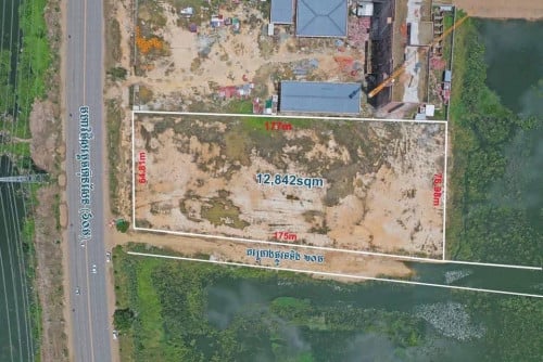 - 街角土地出售，位於 60m 道路上。- 1,2 公頃土地 - 價格 : 1,699$ / 一平方米