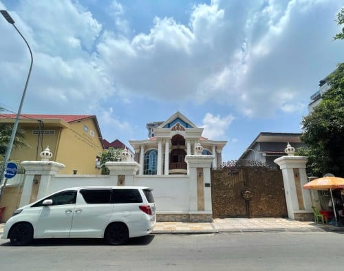 វីឡាសម្រាប់លក់ទួលទំពូង | Villa for sale in Toul Tompoung area