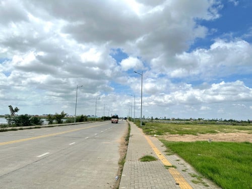 ដីលក់ នៅលើផ្លូវធំ ផ្លូវព្រែកតាសេក