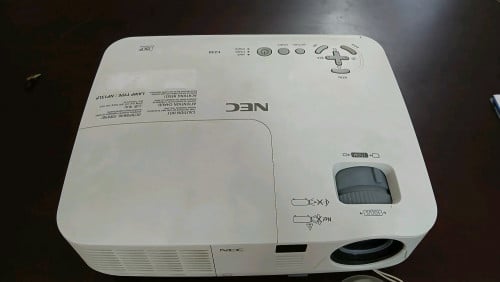 Projector នៅស្អាតលក់ធូរៗ អាចទាក់ទងបាន 070 434354