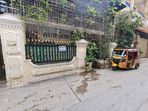 នៅ ខាង កើត ផ្សារ នាគមាស