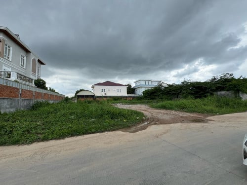 ដីសម្រាប់ជួល / Land for rent ទូលាយ មានផ្លូវបេតុងស្រាប់