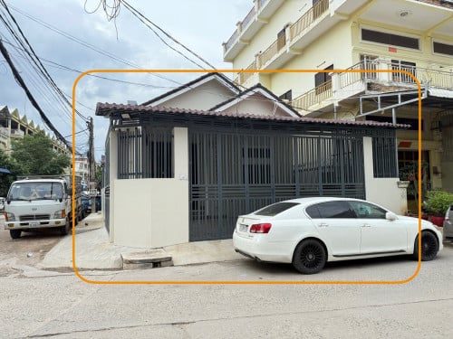 Townhouse 3 Rooms for RENT nearby Ratana Plaza