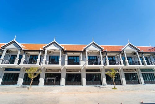 ប្រភេទផ្ទះអាជីវកម្មដែលស្ថិតលើផ្លូវធំ ដែលជាផ្លូវមេ  មានប្រវែង និងចំនួនបន្ទប់ច្រើន