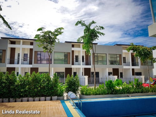 វីឡាកូនកាត់L1ផ្លូវធំ​ ទល់មុខអាងហែលទឹក​ បុរីចតុមុខស៊ីធី1