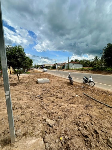 ដីនឹងផ្ទះលក់5m x90mជាប់នឹងផ្លូវជាតិ 73  ផ្លូវមុខក្រោយ