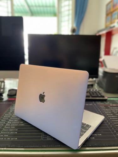 MacBook Pro 2019, 13-inch, Two Thunderbolt 3 ports