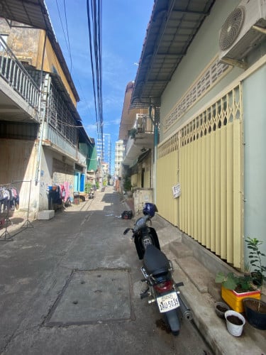 (អស់) មាន បន្ទប់ ជួល១បន្ទប់ឡៅតឿ១ នៅជាន់ផ្ទាល់ដី ជុំវិញផ្សា និងសាលារៀន