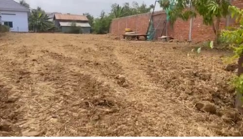 ដីលក់ ក្រុងបាត់ដំបង ដែលមានទំហំ 15*42 មានរបងថ្មរួចជាស្រេច នឹងចាកដីហើយខ្ពស់ល្អ