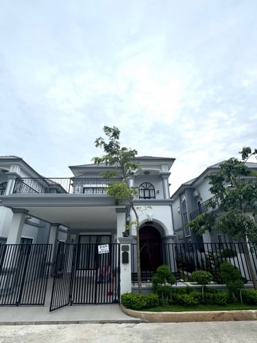 វីឡាទោល បុរី HN ផ្លូវធំ ច្រកចេញសងខាងផ្លូវ ជាប់កែង មានដេគ័រពេញផ្ទះ ម្ចាស់ផ្ទាល់