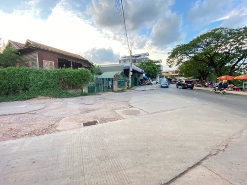 📍ដីផ្ទះកែងជាប់មាត់ស្ទឹងផ្សាចាស់សៀមរាប575,900$