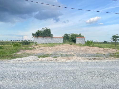 ដីលក់ ជិតផ្លូវ៦០ម៉ែត្រ និង ព្រលានថ្មី