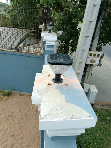 ដំឡើង​អំពូលសឡាលើរបង