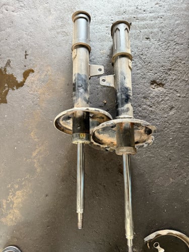 បូមក្រោយក្រោយនៅល្អ ស្តាំ Highlander ឆ្វេង Luxis 330 បូម២ហ្នឹងដាក់ត្រូវគ្នាទេ តម្លៃ 1ដើម 10$ ចរចា