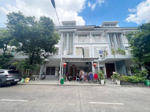 វីឡាកូនកាត់សម្រាប់ជួល | Link villa LA for rent ( Borey penghout boeung snor )