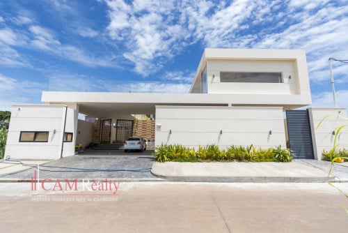 វីឡាប្រណិត មានអាងហែលទឹក សម្រាប់លក់ - Luxury Villa With Private Pool For Sale