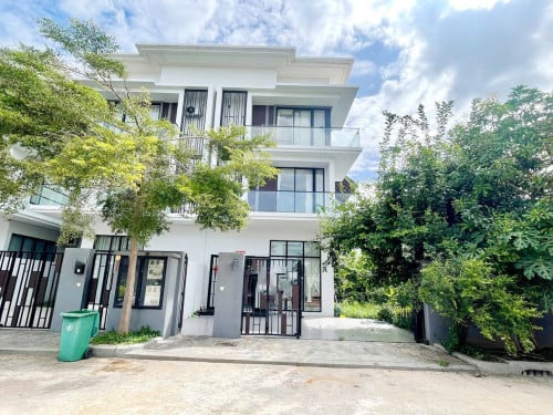 វីឡាភ្លោះសម្រាប់លក់ នៅក្នុងបុរីឌឹហ្វូត | Twin Villa for Sale In Borey The Woods