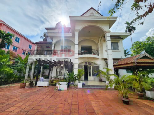 🏡 Spacious 6-Bedroom Villa for Rent – Boeng Tumpun Area