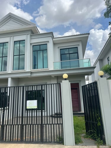 វីឡាភ្លោះក្រោយម៉ាក្រូ