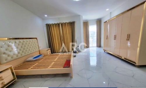 គ្រឿងសង្ហារឹមឈុតថ្មី