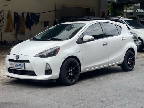 Prius C 2012 ប្រេីសោ ក្នុងcherry សុីសាំងតិចណាស់