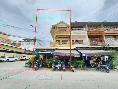 ផ្ទះល្វែងកែង សល់ដីចំហៀង 3m លក់បន្ទាន់