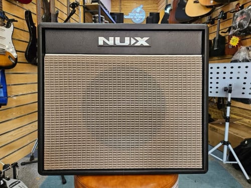 ប៉ារ៉ាស់ហ្គីតា Nux Mighty 40BT