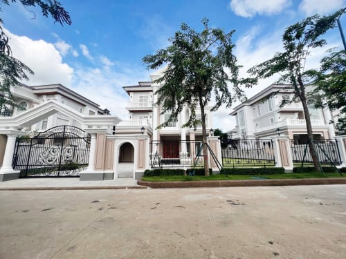 វីឡាឃ្វីនសម្រាប់លក់ | Queen Villa For Sale in Borey Penghuot Boeung Snor